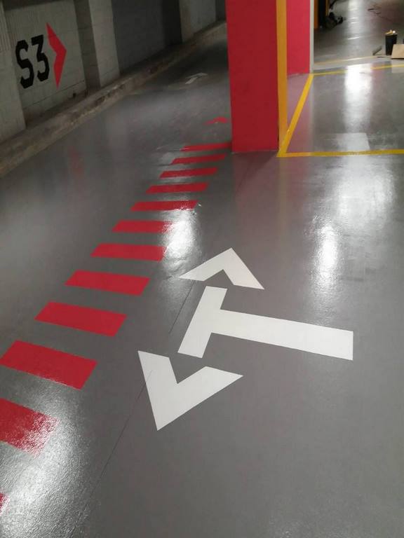 Pavimento continuo decorativo